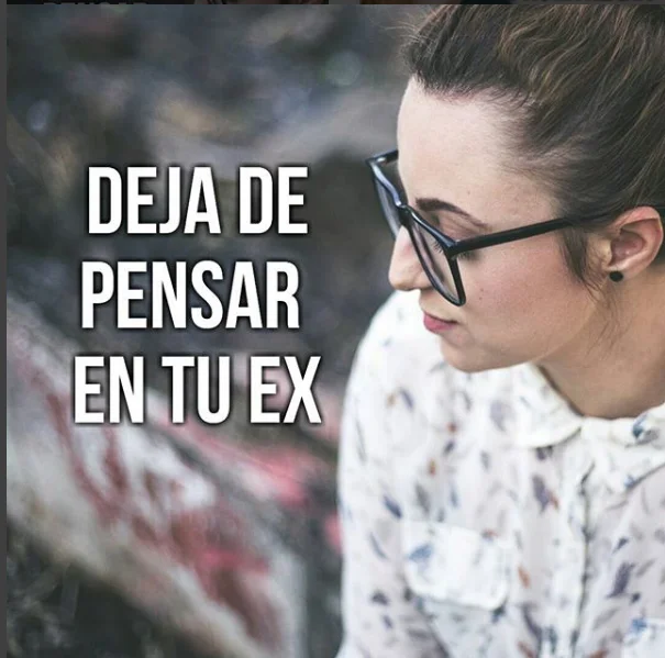 Mujer lentes pensando letras ex